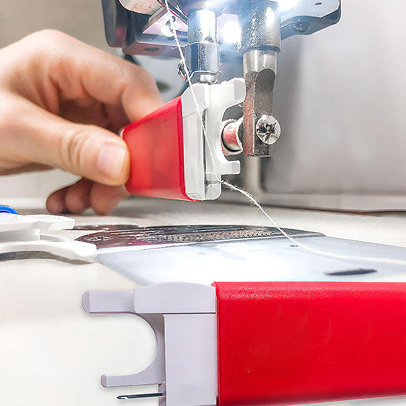 Färgglatt verktyg för att trä symaskinstråd